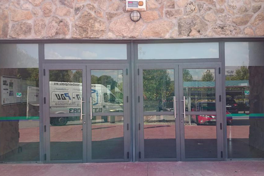 Trabajo empresa puertas acristaladas
